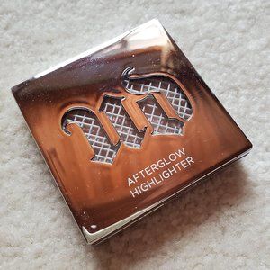 Urban Decay "Aura" Highlighter